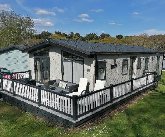 Luxury Lodge On Edge Of New Forest And 800M From Sea Entertainment And Leisure Passes Included ميلفورد أون سي المظهر الخارجي الصورة