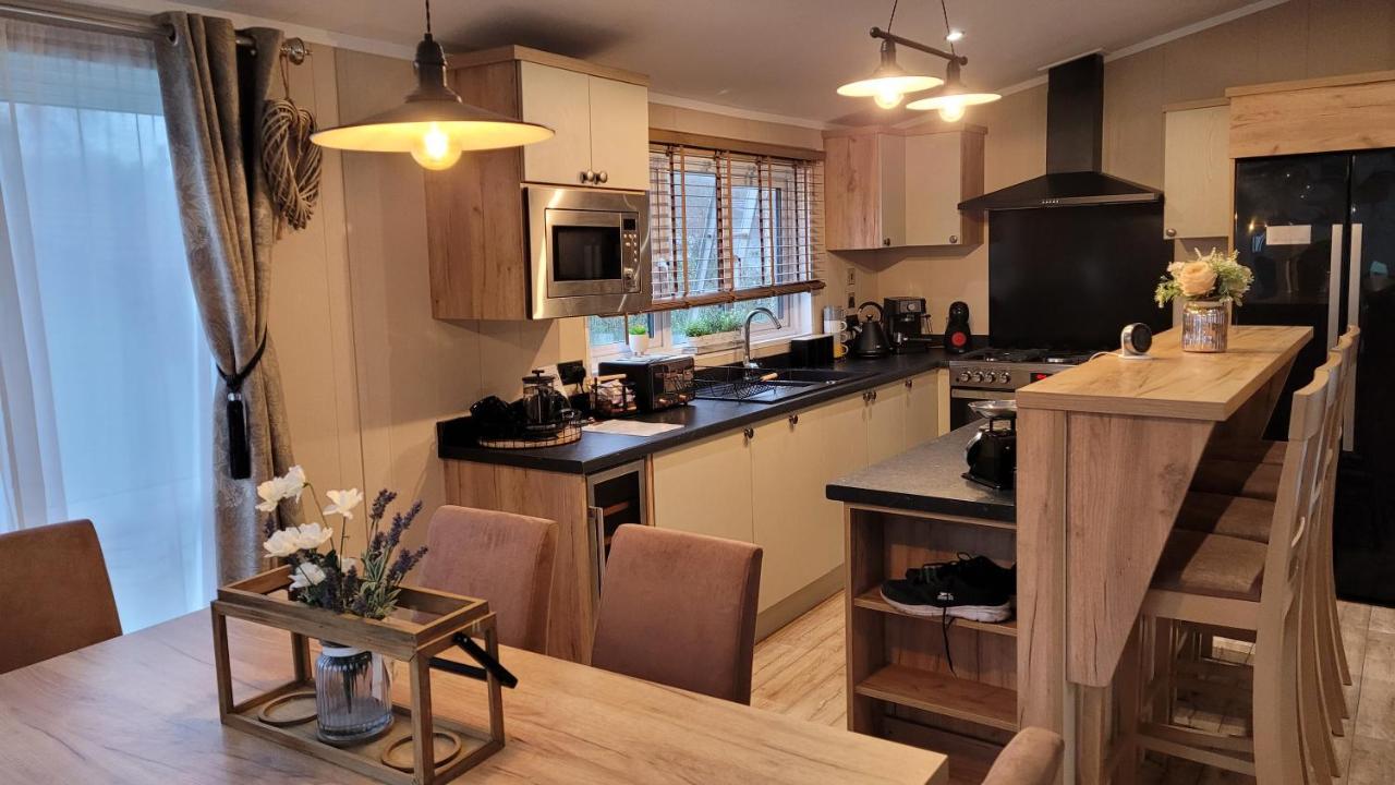 Luxury Lodge On Edge Of New Forest And 800M From Sea Entertainment And Leisure Passes Included ميلفورد أون سي المظهر الخارجي الصورة