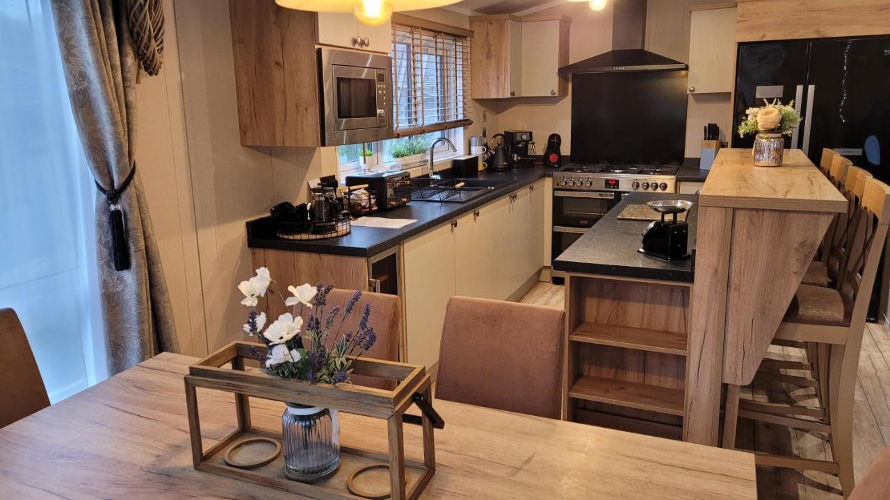 Luxury Lodge On Edge Of New Forest And 800M From Sea Entertainment And Leisure Passes Included ميلفورد أون سي المظهر الخارجي الصورة
