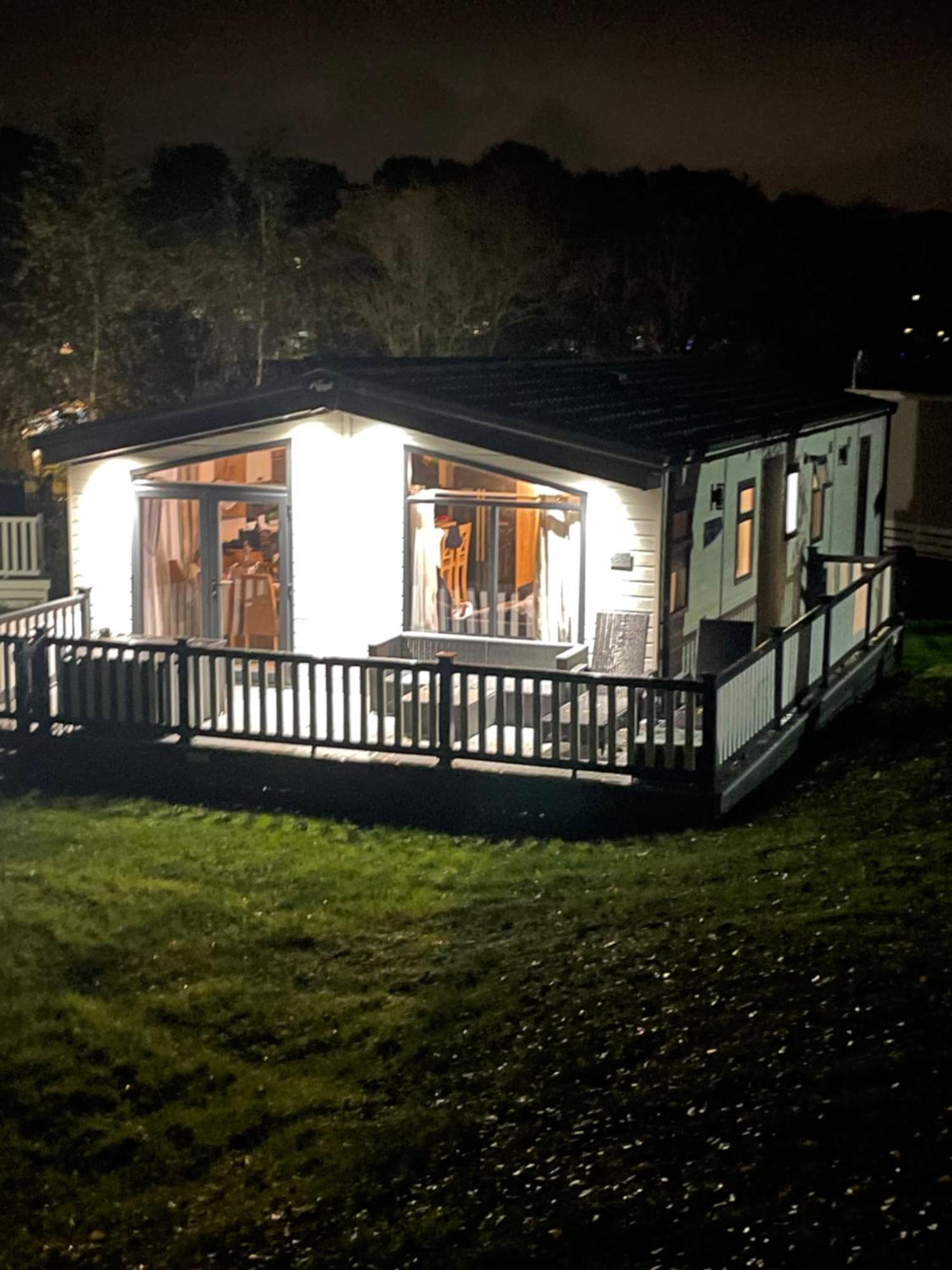 Luxury Lodge On Edge Of New Forest And 800M From Sea Entertainment And Leisure Passes Included ميلفورد أون سي المظهر الخارجي الصورة
